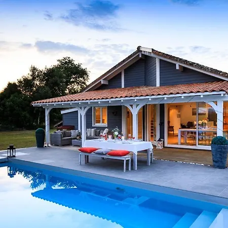 Sleeps 8 فيلة *