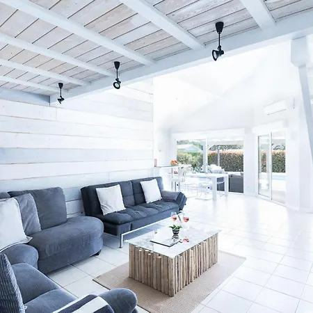 Sleeps 8 * Tosse